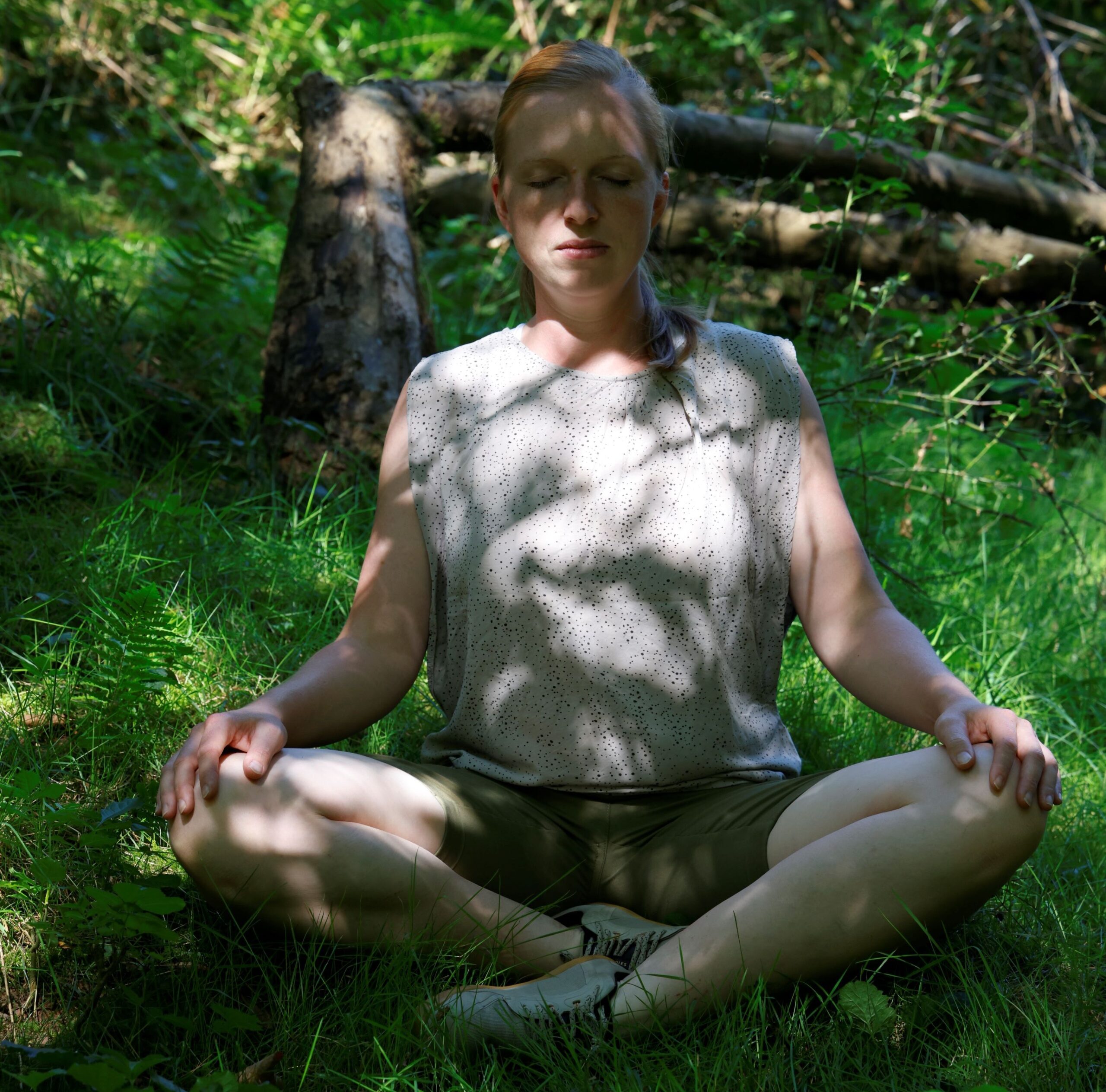 Coach meditiert unter Bäumen in einer besonderen, spürbaren Energie